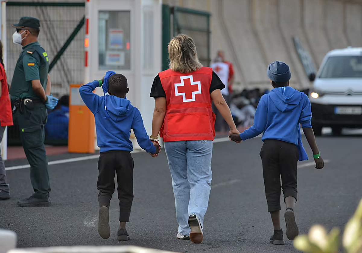 Llegada a El Hierro de dos de los menores que viajaban en un cayuco con 313 inmigrantes en un cayuco, el 11 de septiembre de 2023