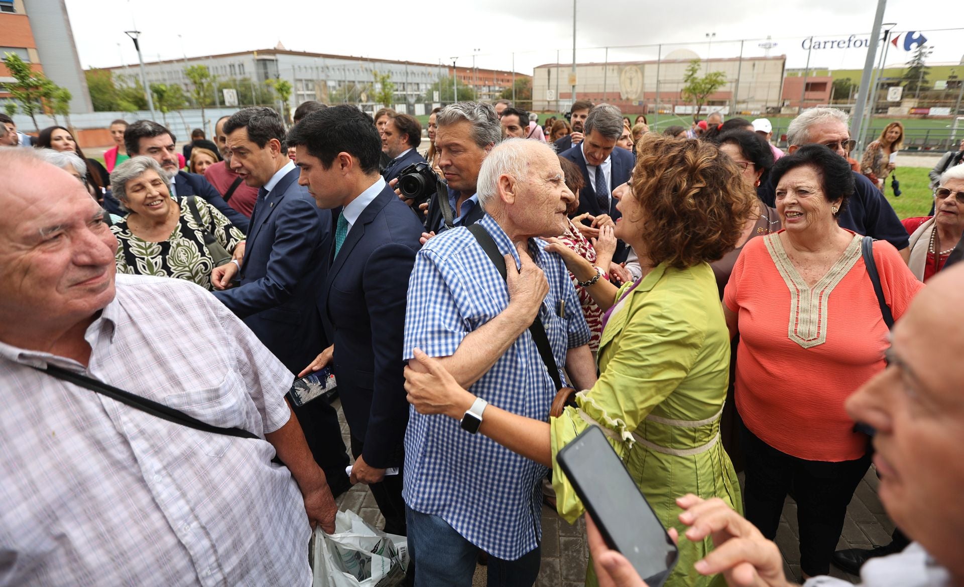 La emocionante entrega de llaves a mayores para sus pisos en Córdoba, en imágenes