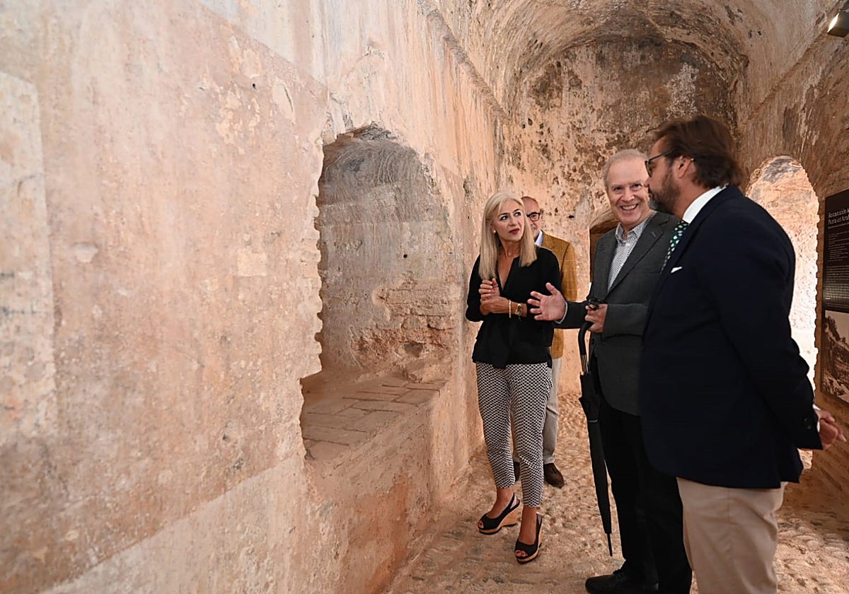 La consejera de Cultura, Patricia del Pozo, en la Puerta del Arrabal de la Alhambra, donde se ha producido el hallazgo