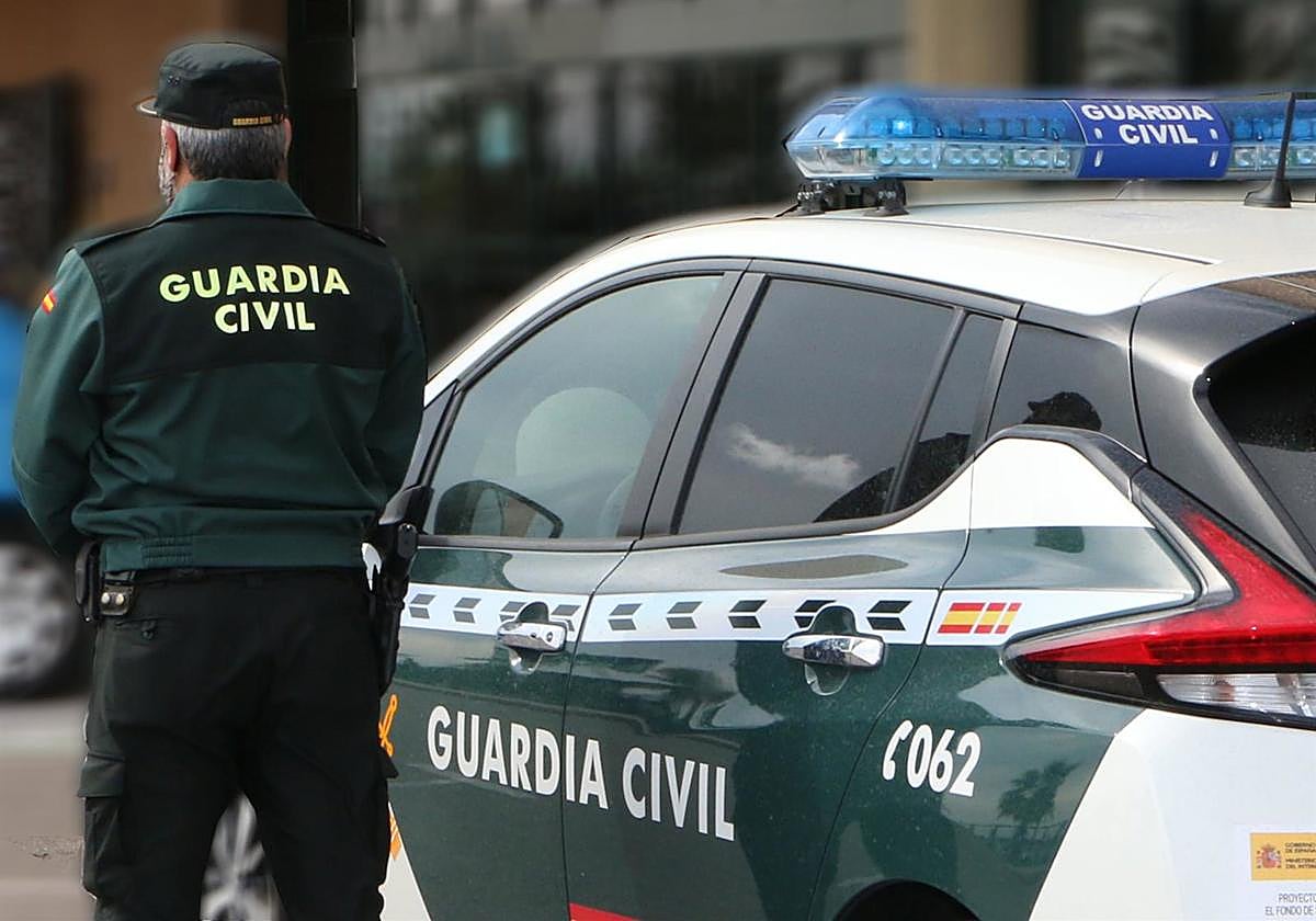 Un agente de la Guardia Civil, junto a un vehículo oficial