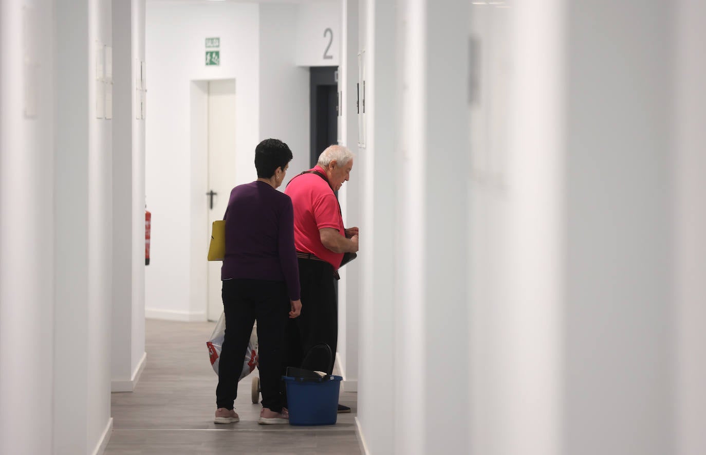 La emocionante entrega de llaves a mayores para sus pisos en Córdoba, en imágenes