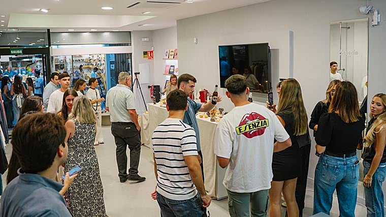 Imagen de la inauguració de la tienda Esenzia en Córdoba