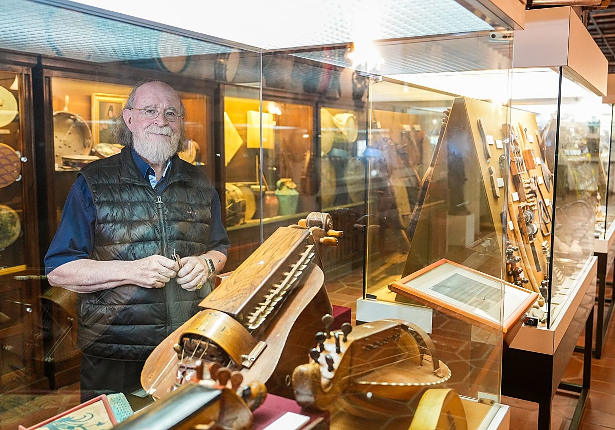 Joaquín Díaz, ante una vitrina con zanfonas