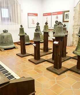 Imagen secundaria 2 - Sobre estas líneas, pliego de cordel, ilustración sobre una procesión de más de ocho metros de largo y sala de la colección de campanas