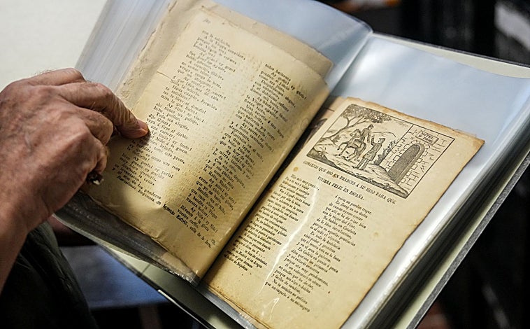 Imagen principal - Sobre estas líneas, pliego de cordel, ilustración sobre una procesión de más de ocho metros de largo y sala de la colección de campanas