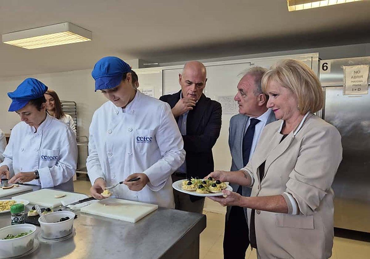 La consejera de Industria, Comercio y Empleo, Leticia García, visita el programa de formación y empleo 'El valor del oficio tradicional: panaderos artesanos 4.1'