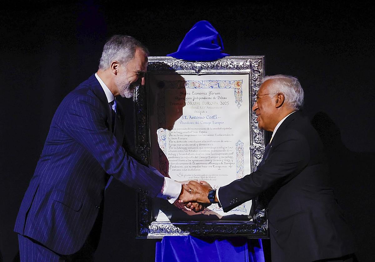 El rey Felipe VI entrega al presidente del Consejo Europeo, Antonio Costa (d), el premio Fórum Europa 2025 este lunes, en el Teatro Real en Madrid