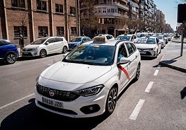 Luz verde a la nueva ordenanza del taxi en Madrid: los conductores deberán tener la ESO o «formación similar»
