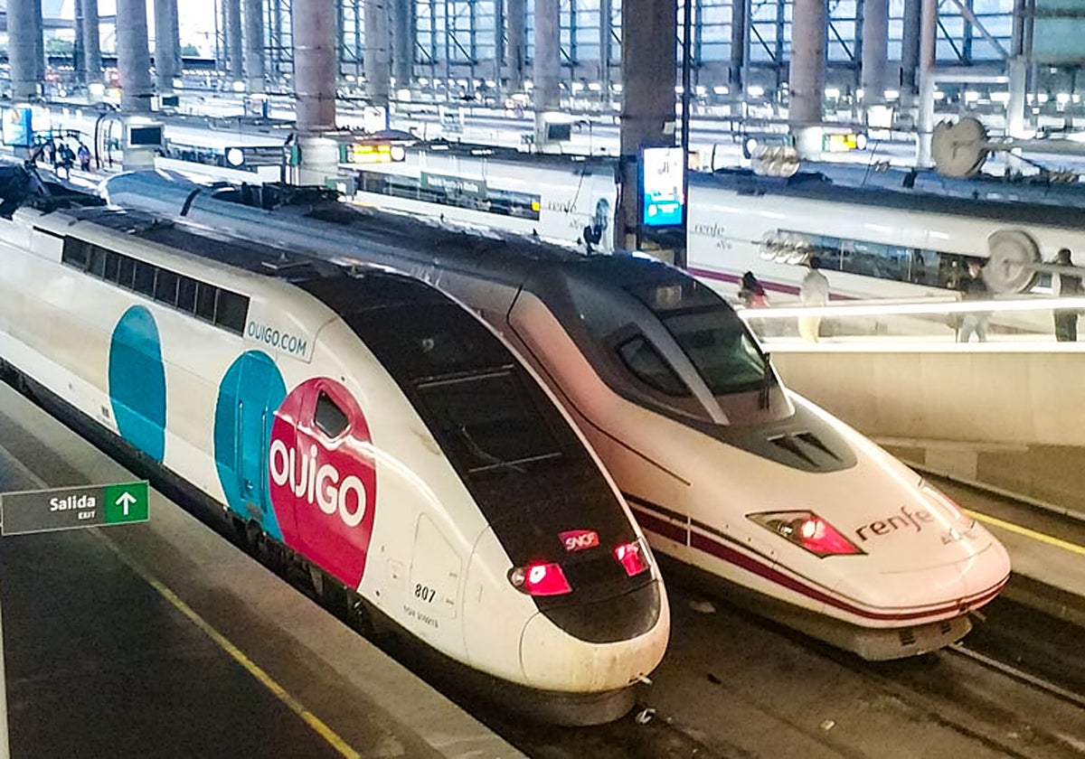 Imagen de archivo de un tren de Renfe y otro de Ouigo
