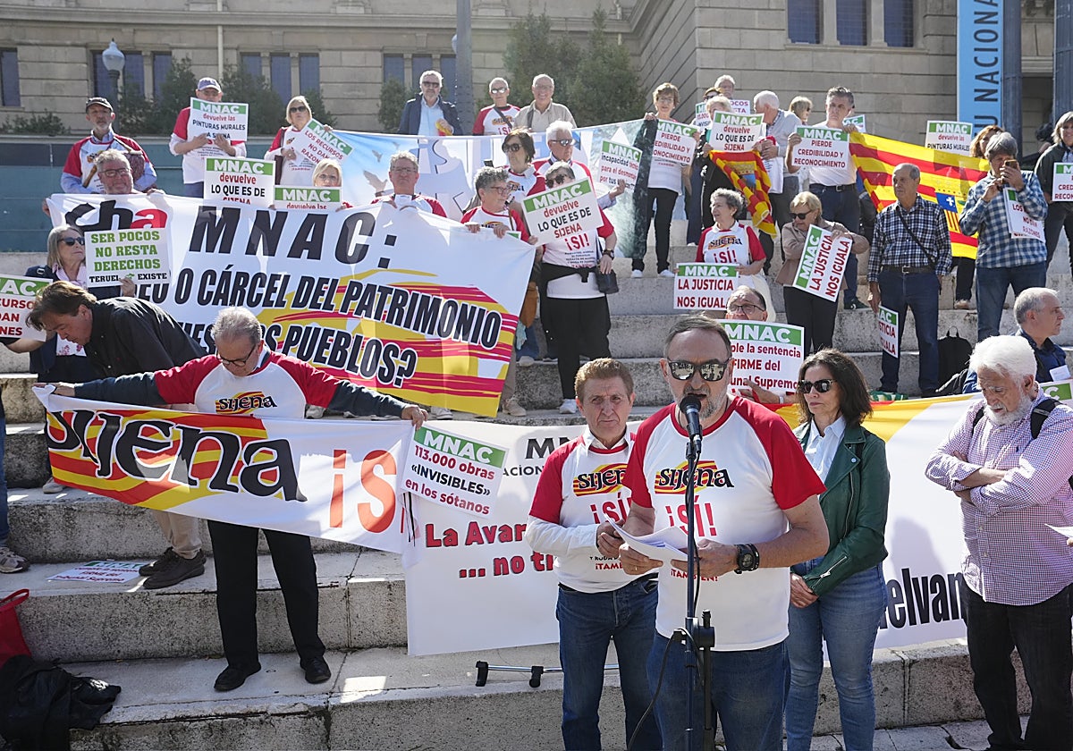 Concentración de 'Sijena Sí', plataforma cívica, a las puertas del MNAC el pasado sábado para pedir el retorno de las obras al monasterio ubicado en Villanueva de Sijena (Huesca)