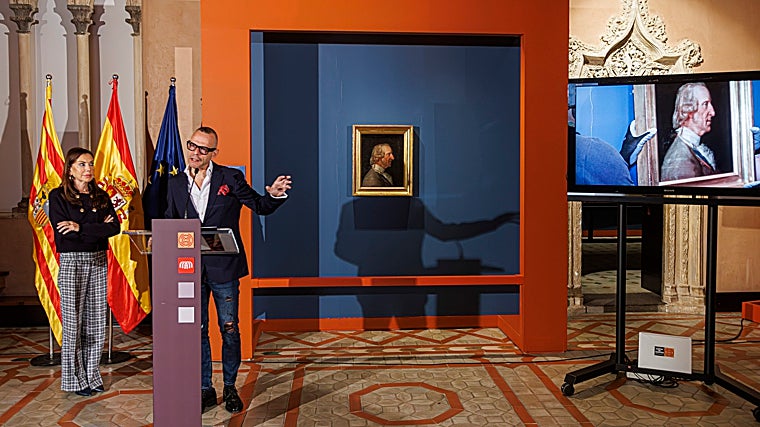 La presidenta de las Cortes, Marta Fernández, y el director general de Cultura del Gobierno aragonés, Pedro Olloqui, en la presentación de la última obra que se incorpora a la muestra de Goya en el Palacio de La Aljafería, que es 'Retrato de Luis de Borbón'