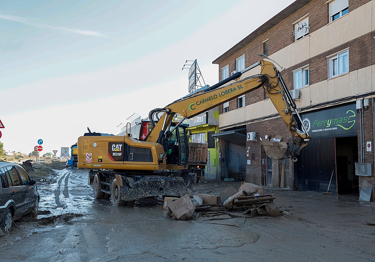 Estado de las calles en el área Santa Fe en Zaragoza donde han comenzado las tareas de limpieza de los desperfectos tras las lluvias del pasado domingo 28 de septiembre