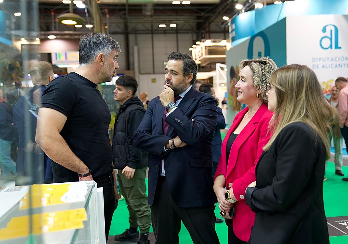 El presidente del PP de Castilla-La Mancha, Paco Núñez, ha visitado la Feria Fruit Attraction