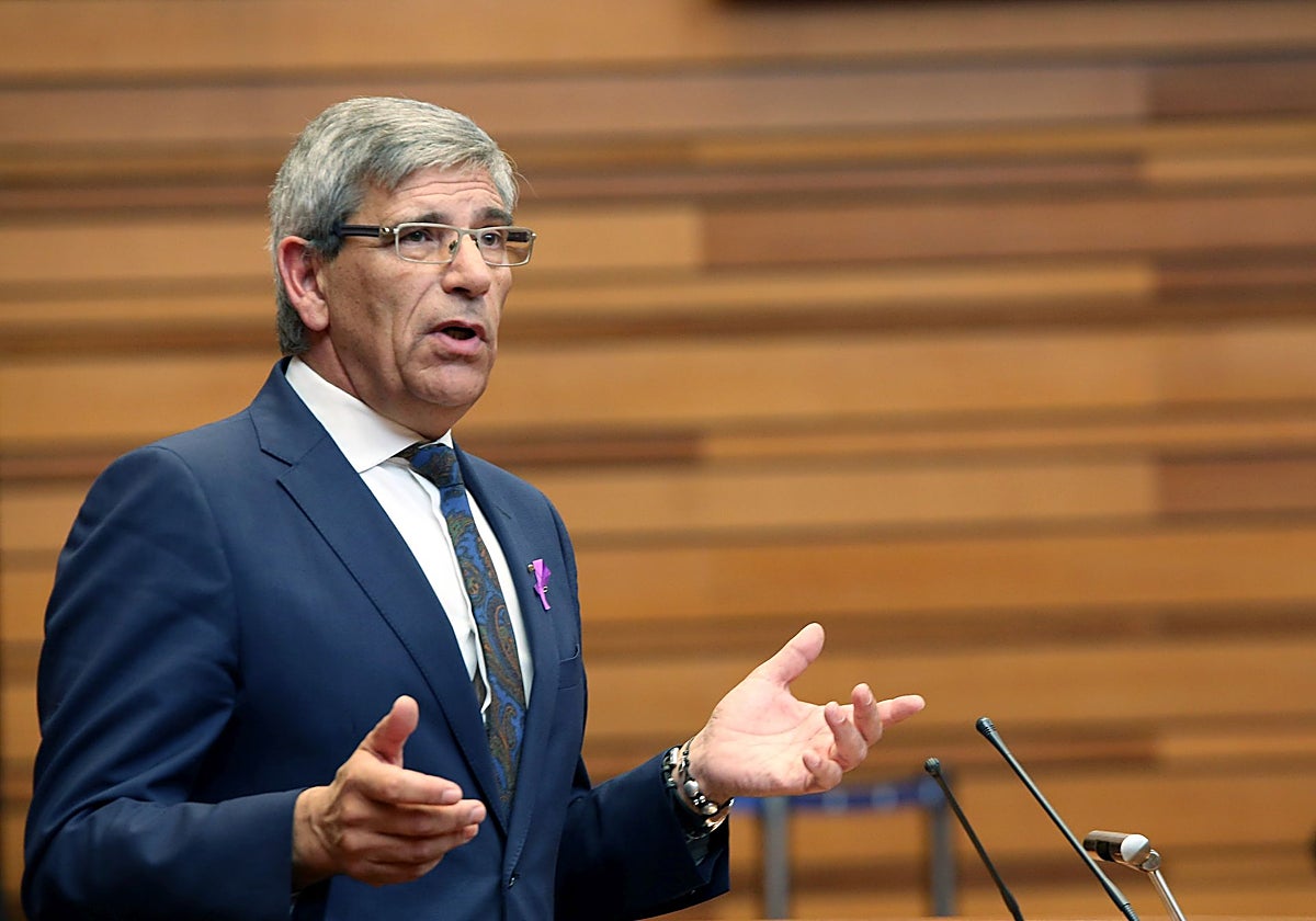 El procurador popular y alcalde de Guardo, Juan Jesús Blanco, durante un Pleno de las Cortes de Castilla y León