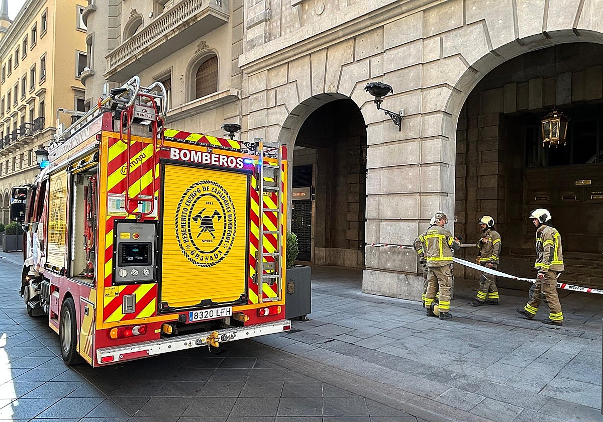 Bomberos acordonan el edificio después de apagar el fuego