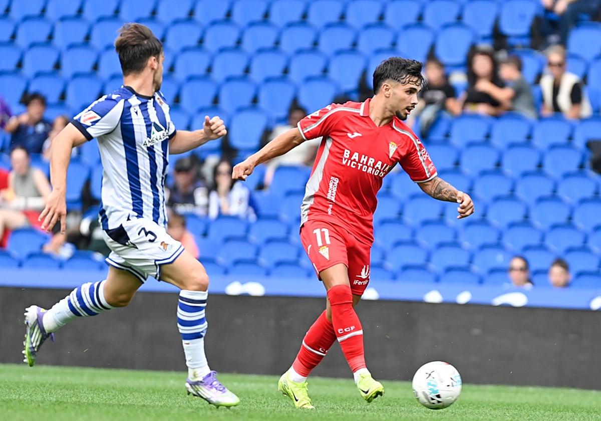 Kevin Medina realiza un pase ante un defensa de la Real Sociedad B