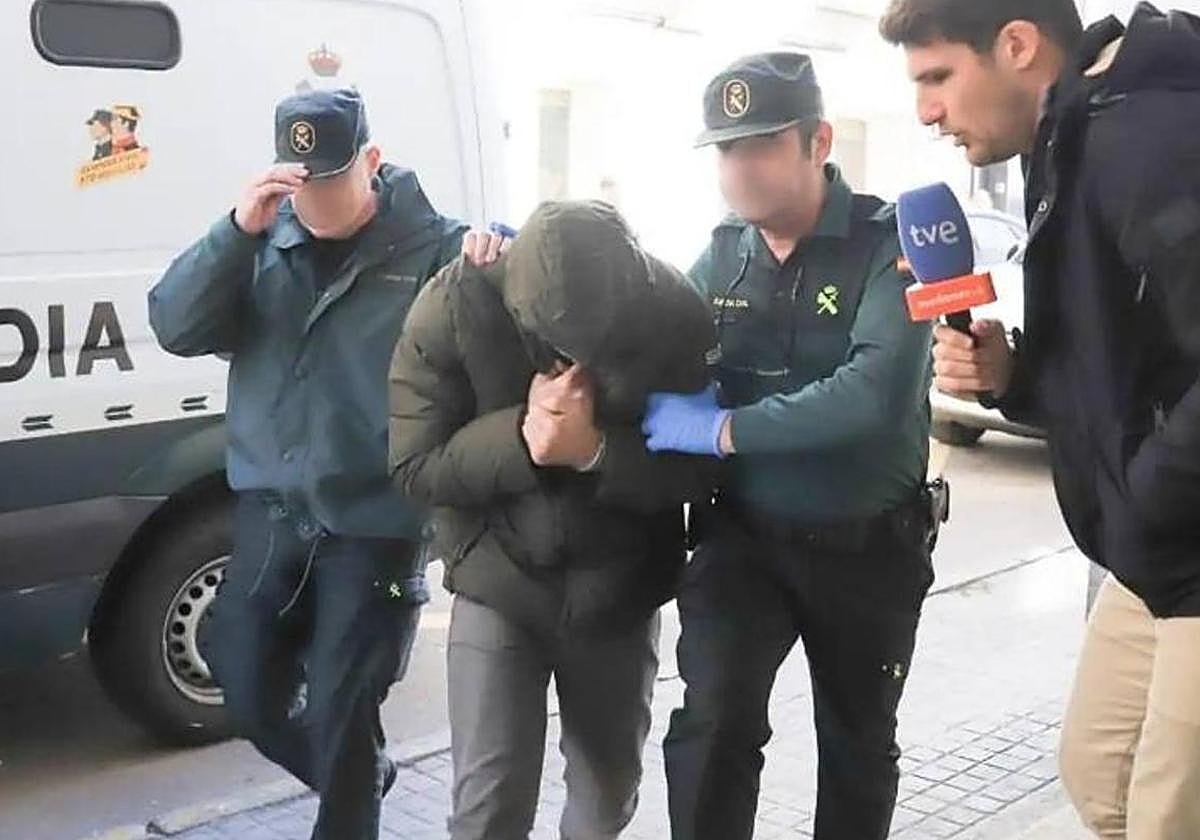 El detenido entra en los juzgados de Don Benito