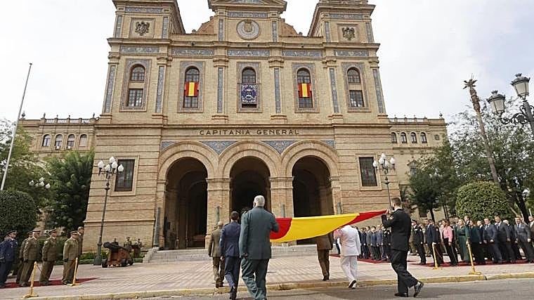 Representantes de las Fuerzas Armadas, la Guardia Civil y la Policía Nacional portando la bandera