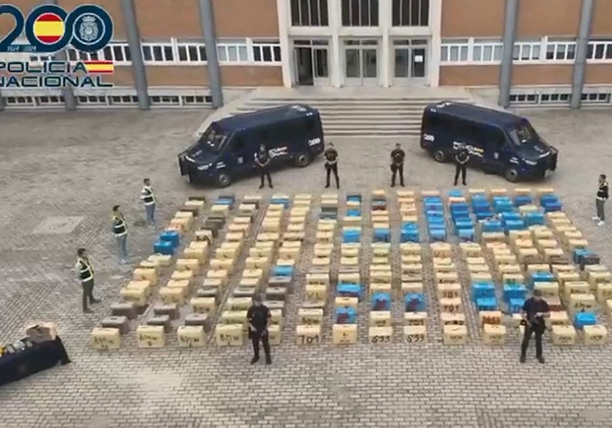 Vista aérea de los cargamentos de droga incautados