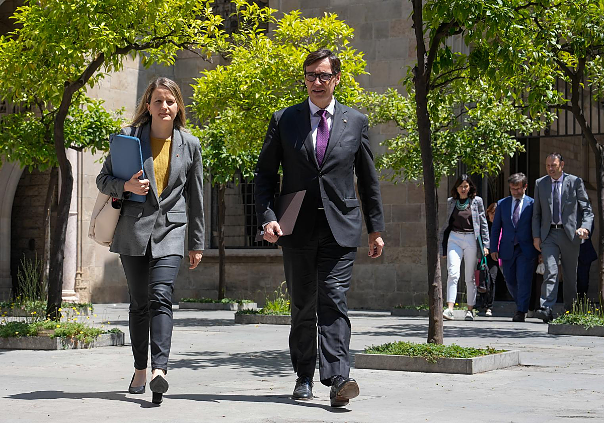 La consejera Mónica Martínez y el presidente de la Generalitat, Salvador Illa, antes de la reunión del gobierno autonómico el 22 de mayo