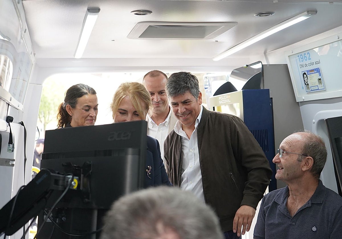 El alcalde de Montilla, la subdelegada del Gobierno y la jefa de la Policía, en la presentación