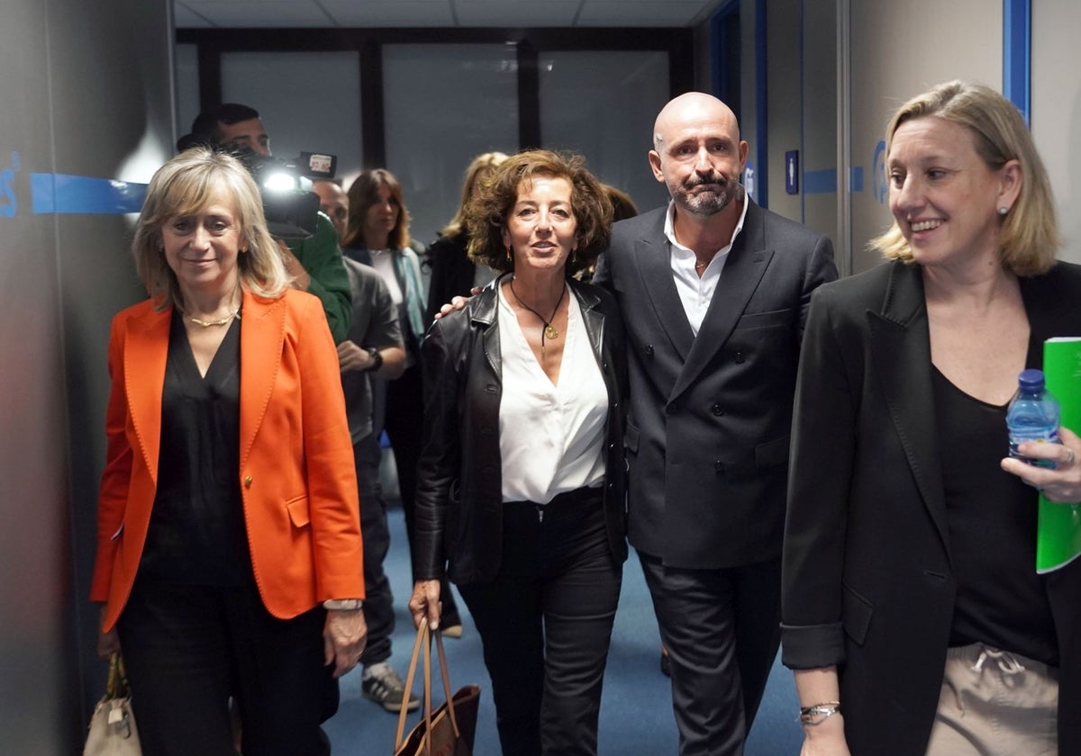 Jaime de los Santos, junto a varias representantes del PP de Castilla y León antes de la reunión celebrada en Valladolid