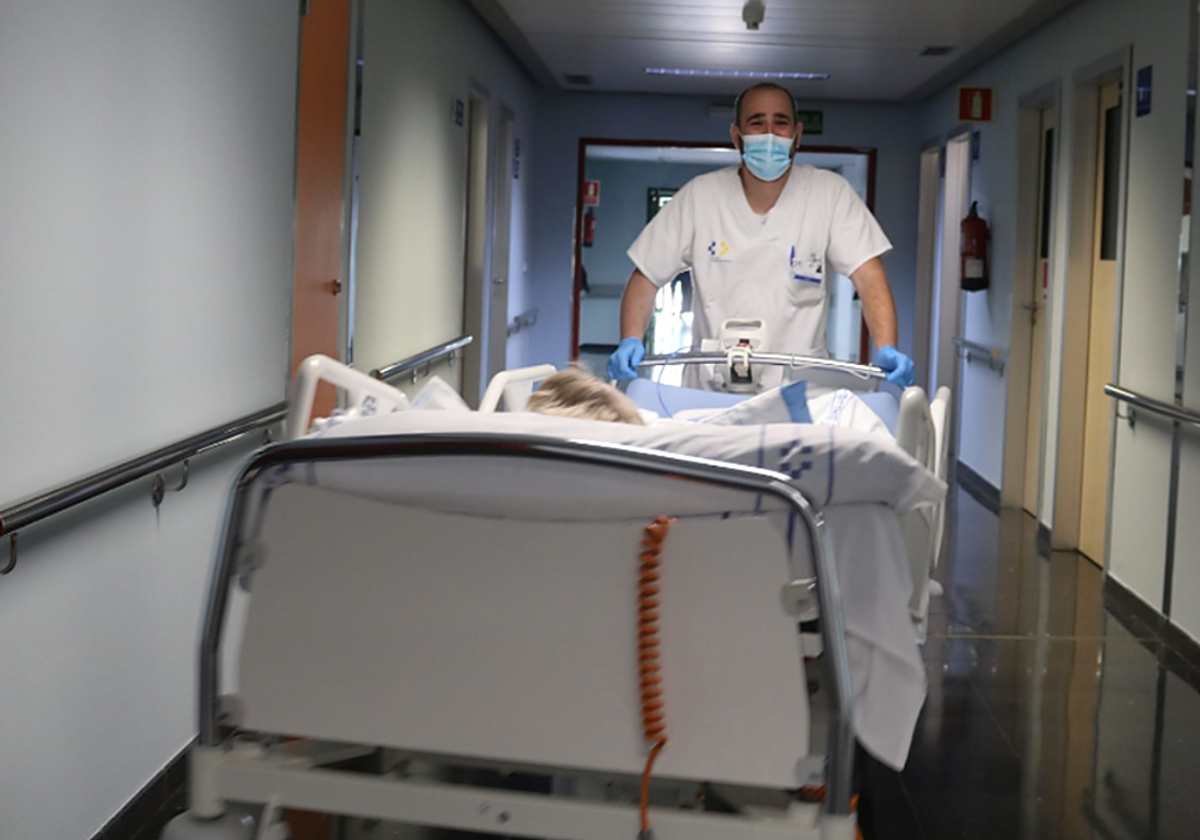 Un sanitario traslada una camilla en un hospital canario en foto de archivo