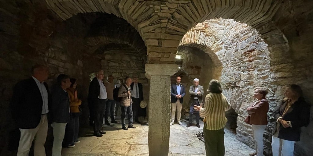 Encuentran tras los incendios un sillar con inscripción epigráfica de los siglos XVII o XVIII en una casa de Orellán (León)