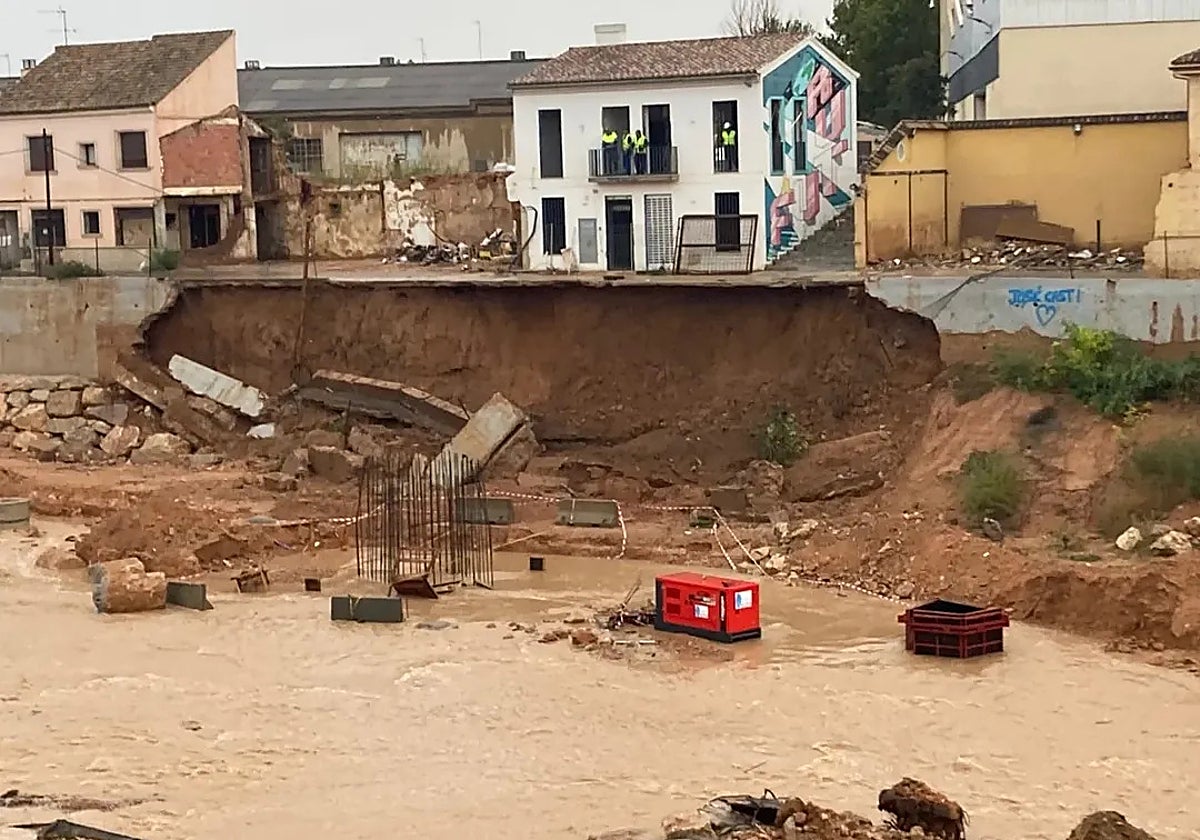 Imagen del derrumbe del talud en el barranco del Poyo en Picanya