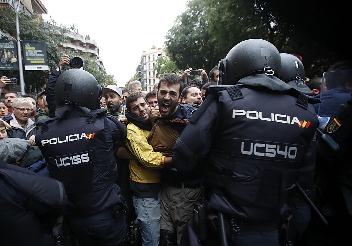 Agentes de la Policía Nacional durante el 1-O en Barcelona