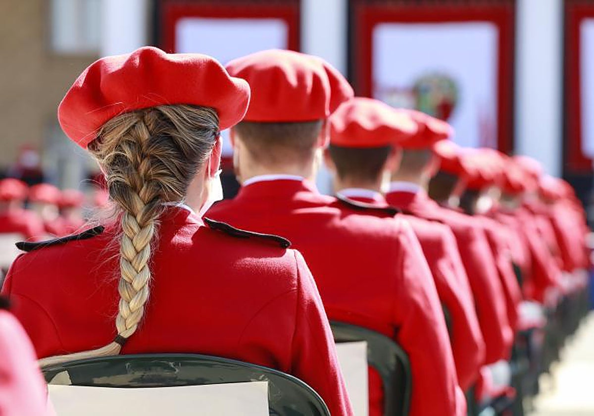 Agentes de la Ertzaintza esperan para recibir su diploma tras superar las pruebas de selección