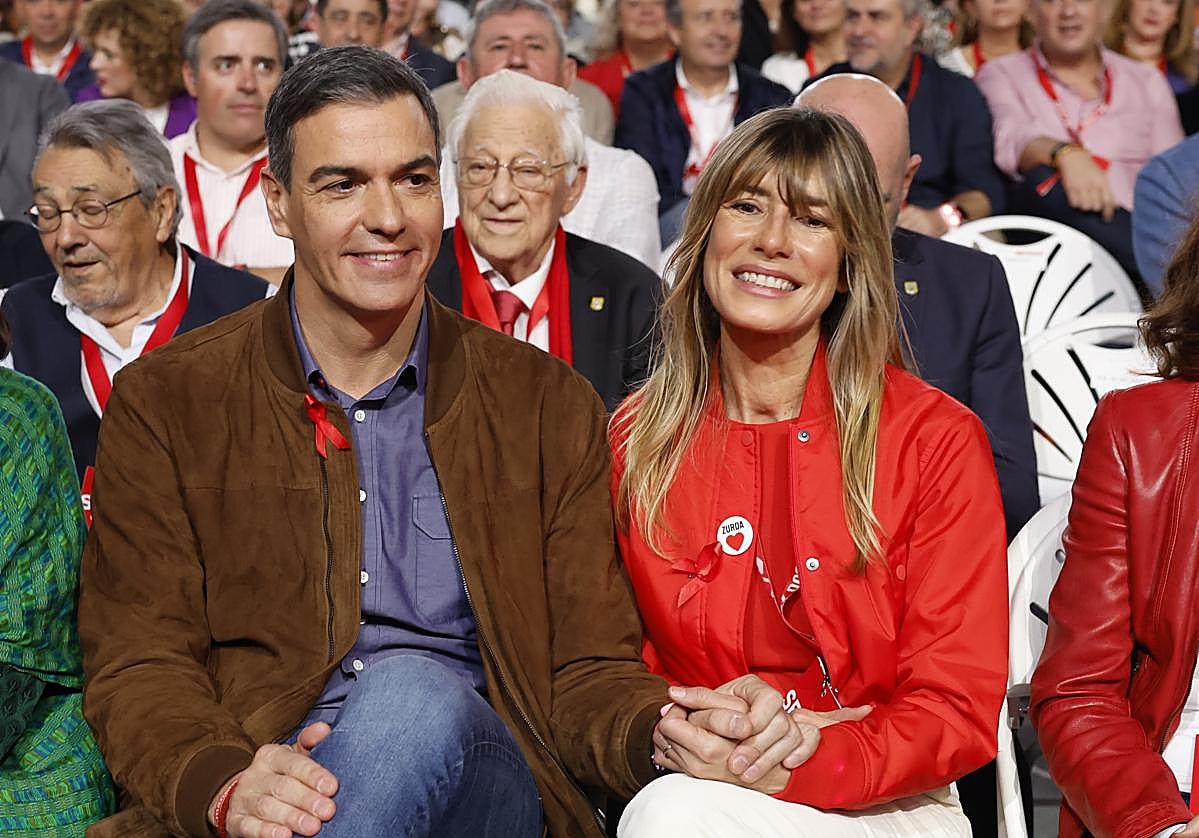 El presidente del Gobierno, Pedro Sánchez (c), su mujer Begoña Gómez (d)