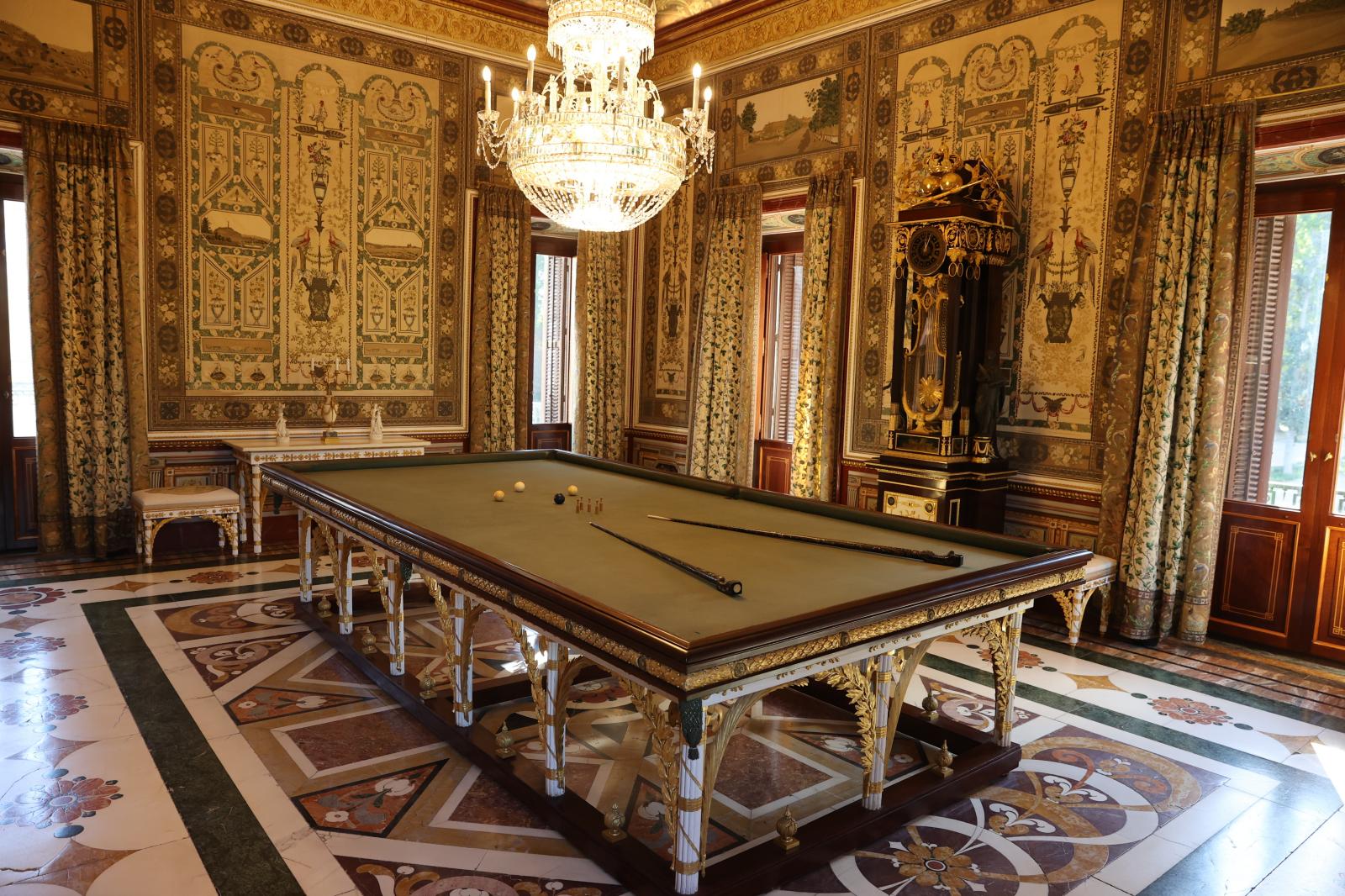 Sala con una mesa de billar del palacete encargado por Carlos IV