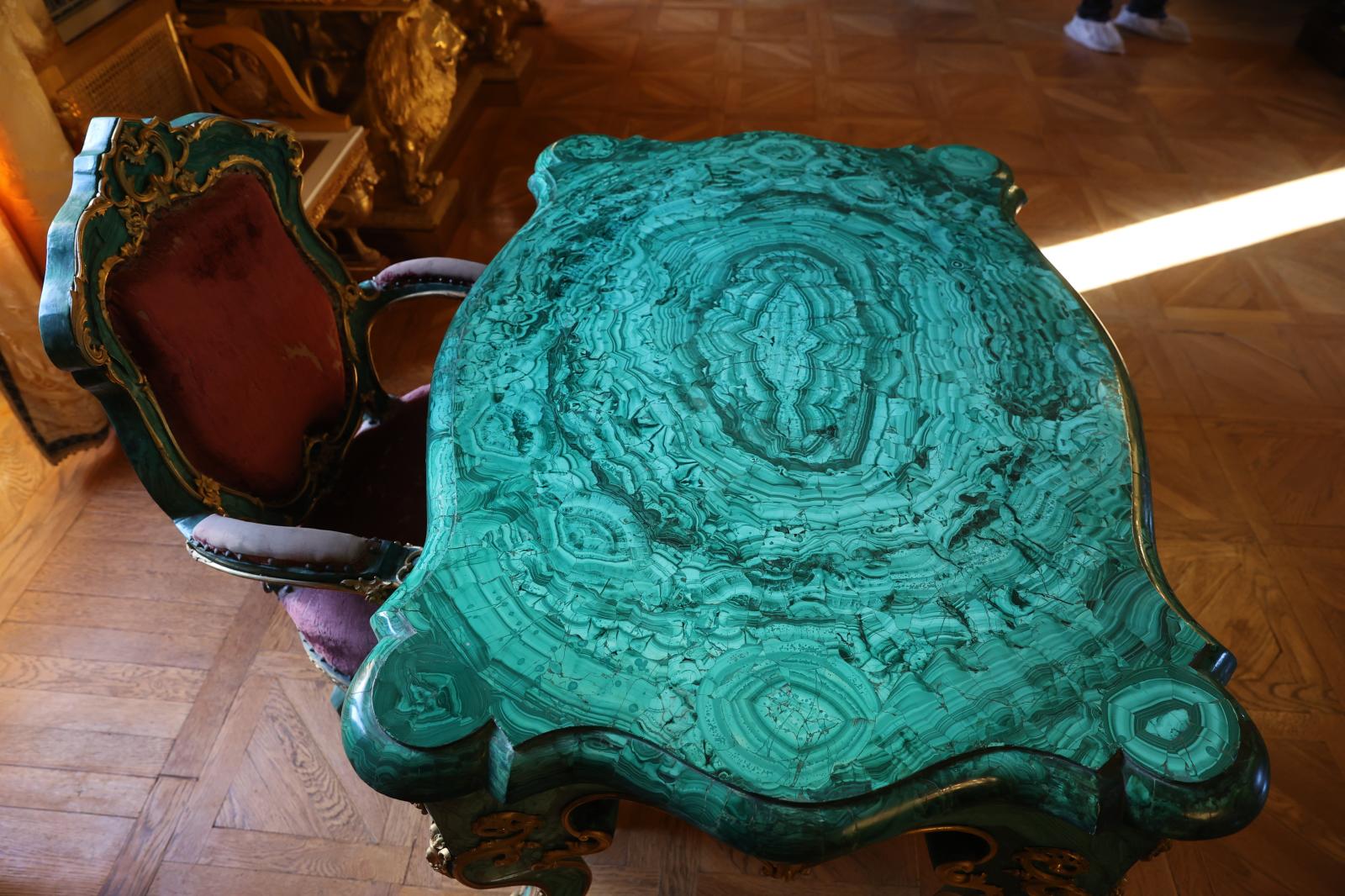 Mesa y sillón de malaquita del Salón Grande de la Casa del Labrador