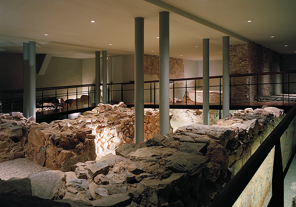 Vista general de las murallas fenicias en el sótano del Museo Picasso Málaga