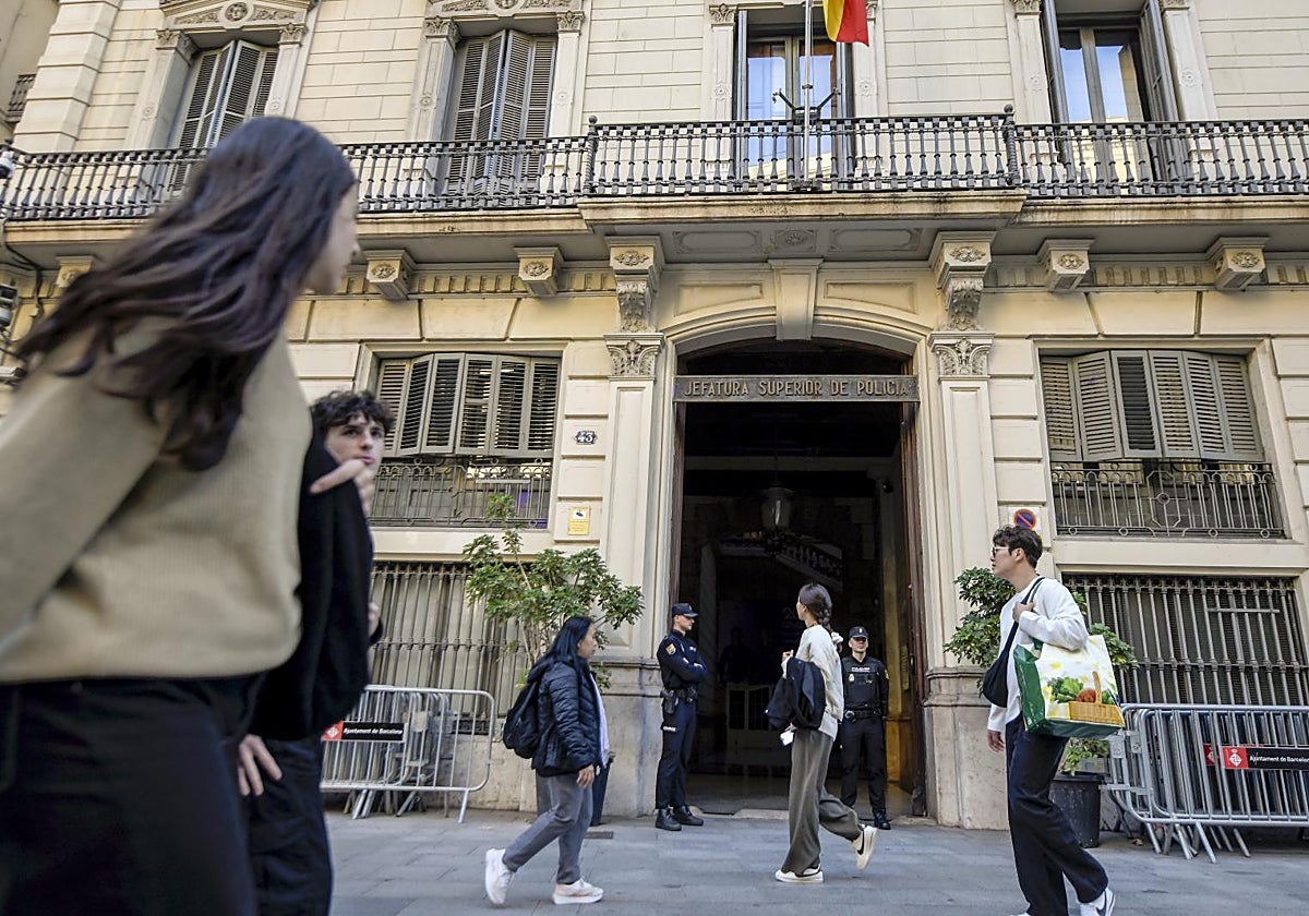 Exterior de la Jefatura de la Policía Nacional en vía Layetana (Barcelona)