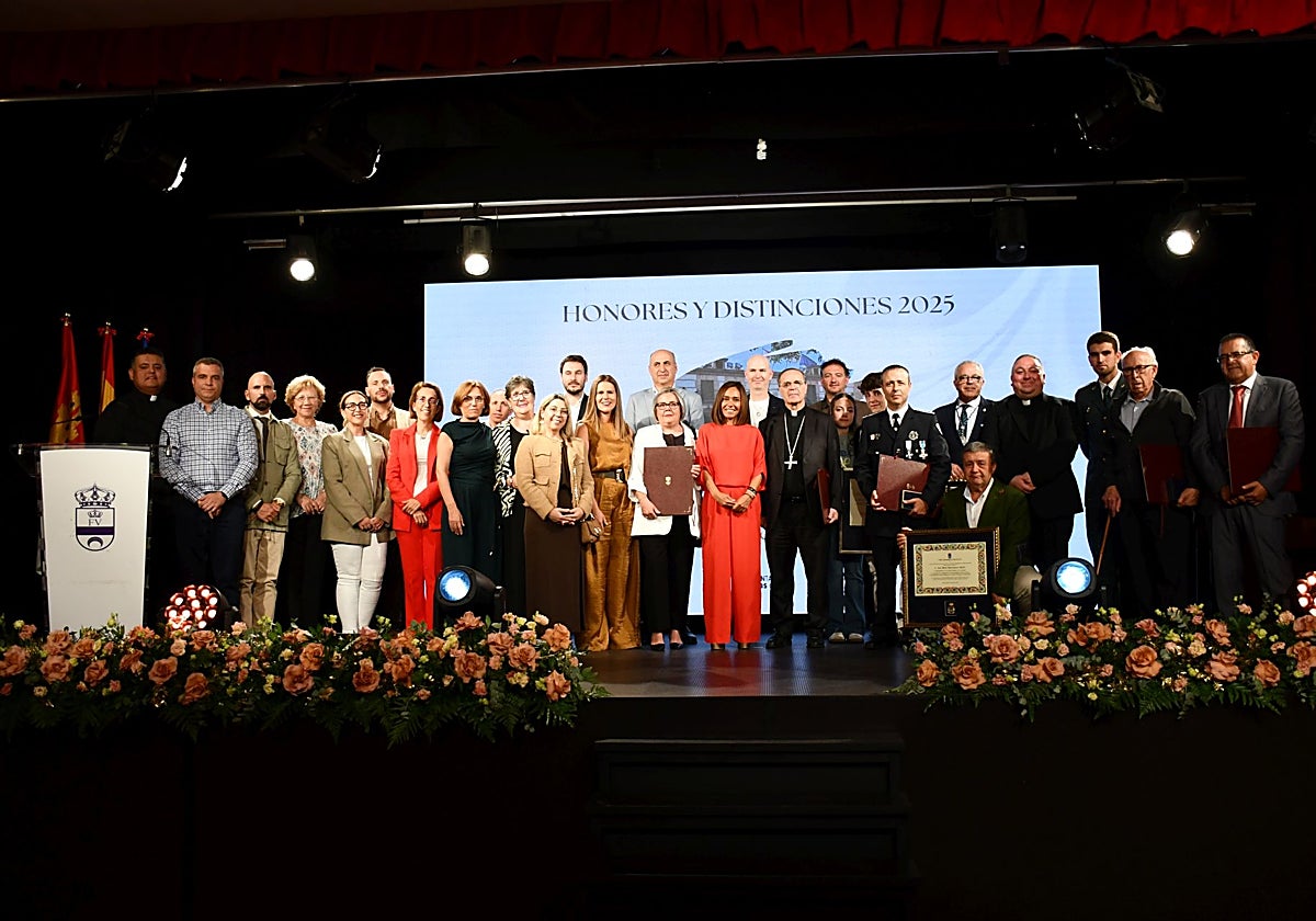 Foto de familia de los distinguidos en Olías del Rey