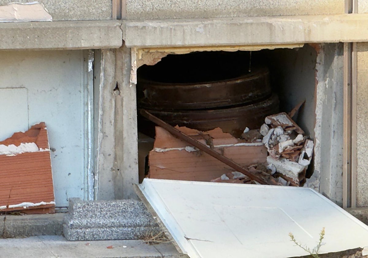 En este nicho abierto se puede observar la presencia de un atáud en su interor