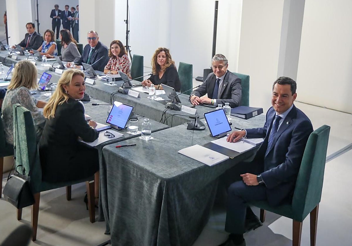 El presidente Moreno, en la mesa del Consejo de Gobierno de este miércoles en las Atarazanas