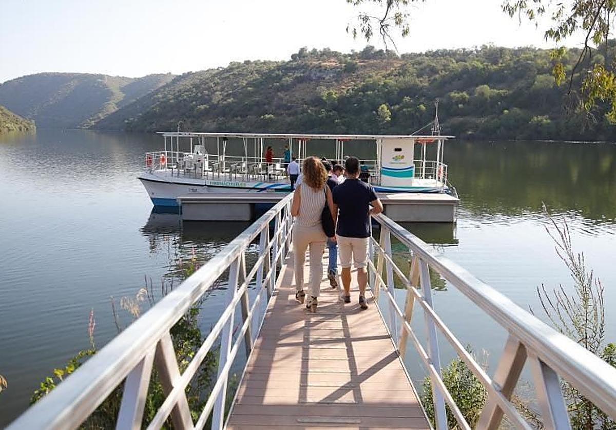 Imagen del barco solar de Hornachuelos, en marcha desde 2021