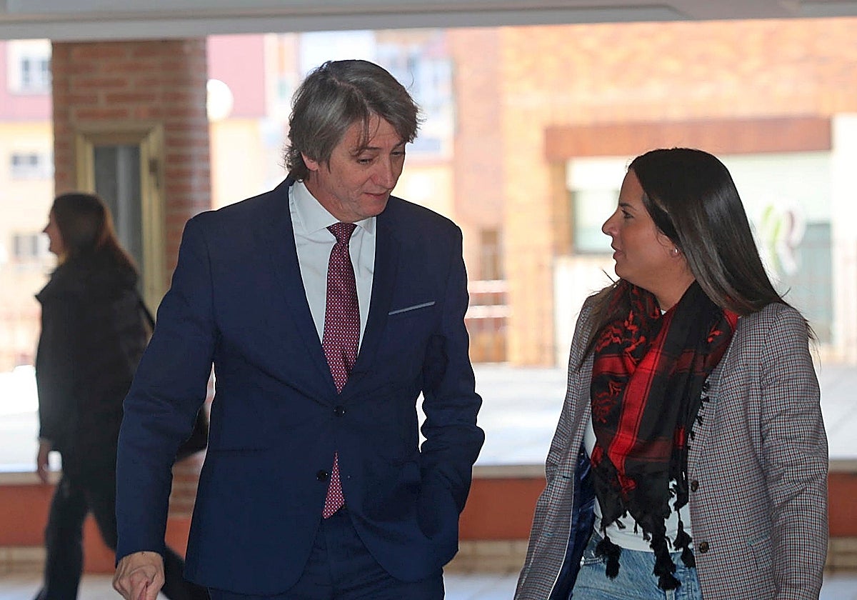 El candidato Carlos Martínez y la vicesecretaria autonómica del PSCL, Nuria Rubio, este miércoles en Soria