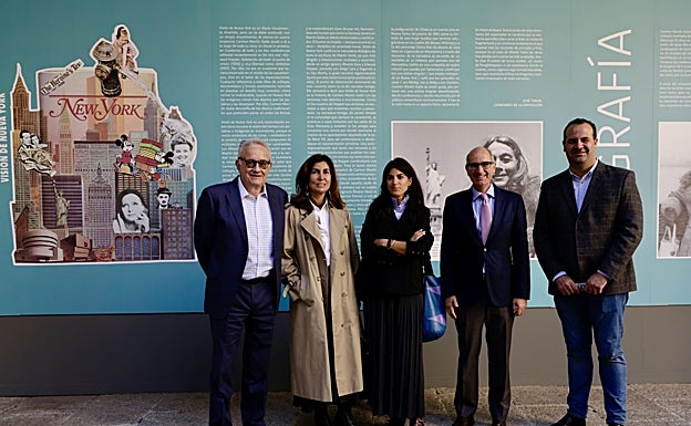 El presidente de la Diputación de Salamanca, Javier Iglesias, junto al comisario de la muestra, José Teruel, y la directora de Ediciones Siruela, Ofelia Grande, entre otros, en la inauguración de la exposición
