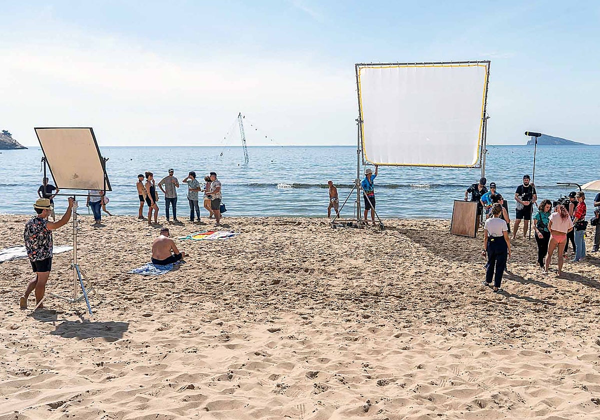 Preparación del rodaje de la serie de televisión británica en la Playa de Levante de Benidorm, con la isla al fondo