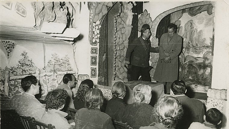 Zésar, en la interpretación de una de sus comedias, en su teatro, en octubre de 1954