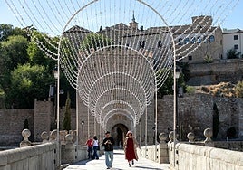 La Navidad se anticipa dos meses y llega a Toledo con la instalación de las luces en el puente de Alcántara