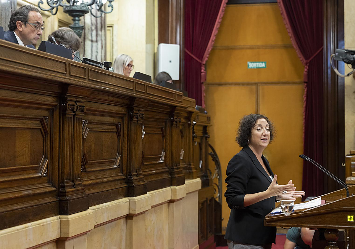 Alícia Romero, consejera de Economía y Finanzas de la Generalitat, hoy, durante el debate de convalidación del decreto ley