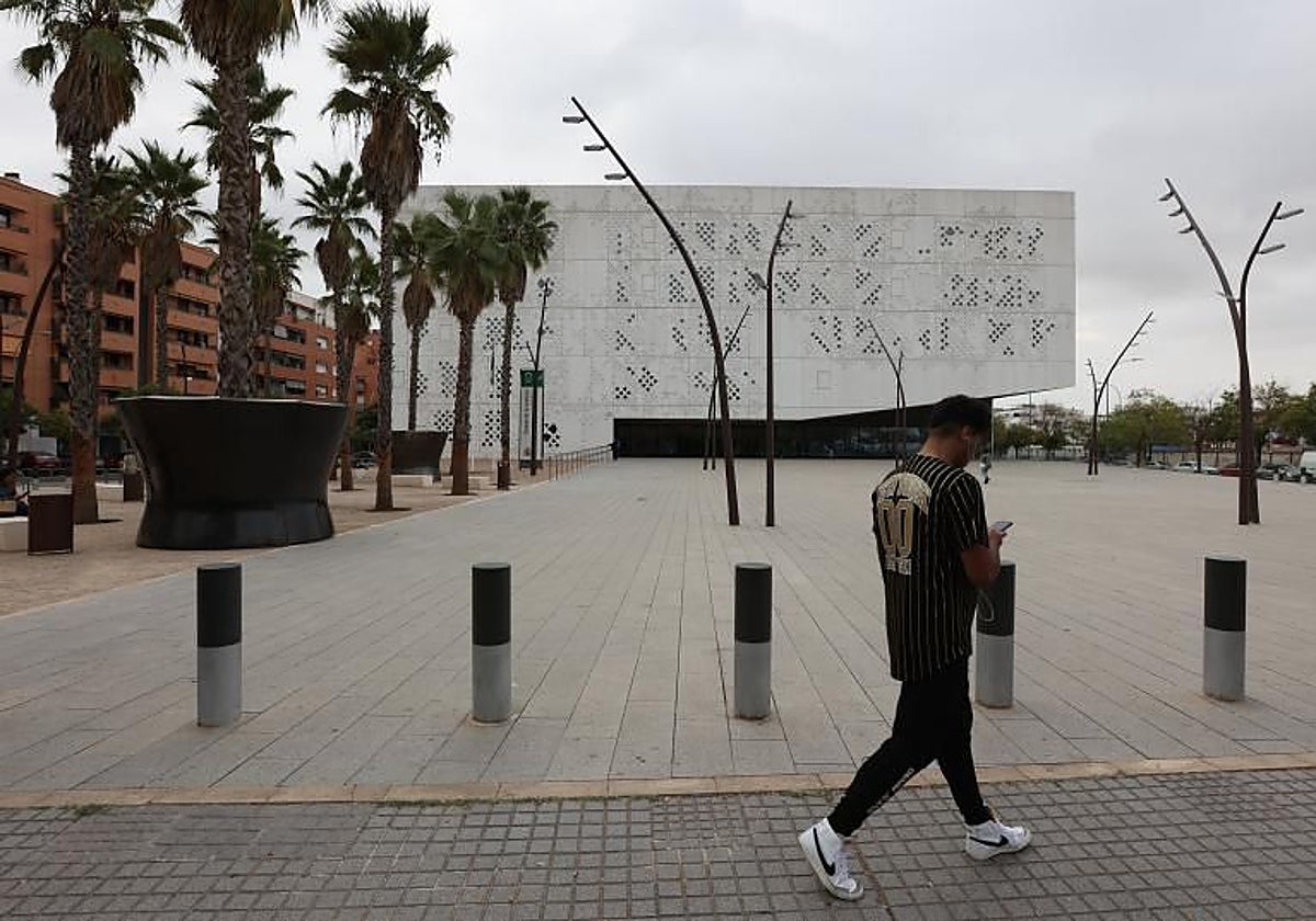 Imagen de archivo de un joven paseando frente a la Ciudad de la Justicia de Córdoba