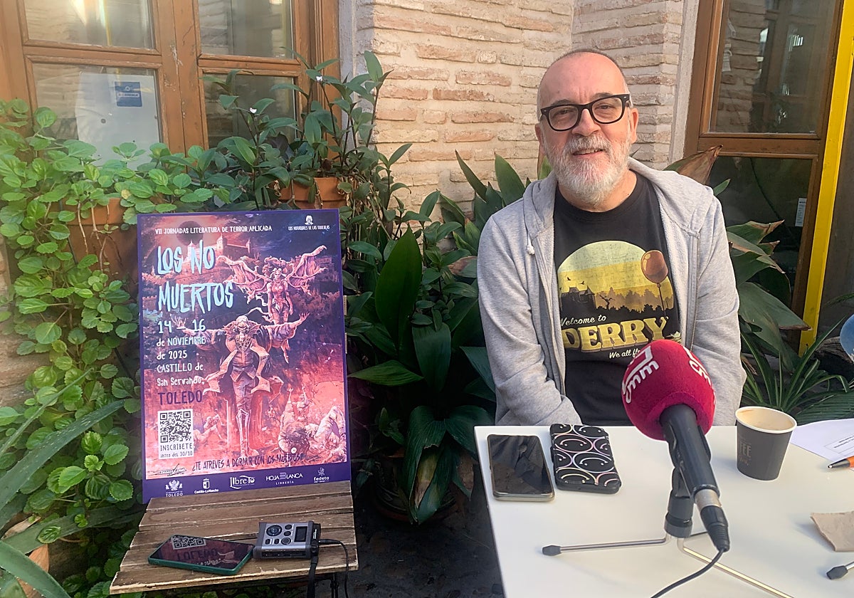 Víctor Martín, gerente de la Librería Hojablanca