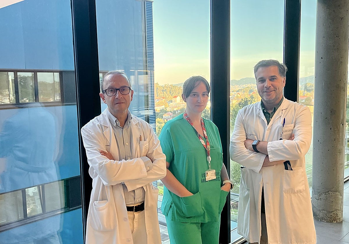 El jefe de Cirugía Cardíaca del Chuvi, Juan José Legarra, junto a los doctores Rocío Casais y Francisco Estévez
