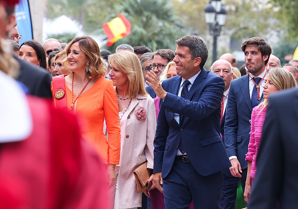Imagen del presidente de la Generalitat, Carlos Mazón, en la última procesión cívica en Valencia por el 9 de Octubre
